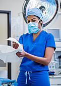 Ärztin bei der Vorbereitung auf eine Operation im Operationssaal
