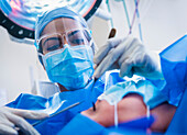 Ärztin und Patientin während der Operation