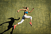 Sportlerin, die gegen eine Wand springt