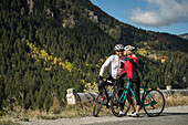 Vereinigte Staaten, Utah, American Fork, Lächelndes Paar mit Fahrrädern macht Selfie in einer Berglandschaft