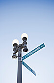 USA, Washington DC, The White House, 1600 Pennsylvania Avenue street sign against sky