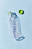 Studioaufnahme einer leeren Plastikflasche