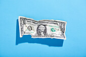 Ein-Dollar-Schein auf blauem Hintergrund