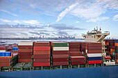 Vereinigte Staaten, New York, New York City, Stapel von Frachtcontainern auf einem Frachtschiff