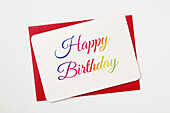 Bunte Happy Birthday Karte auf rotem Umschlag 