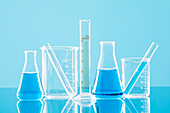 Laborglaswaren vor blauem Hintergrund