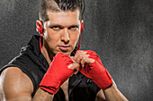 Porträt eines muskulösen Mannes im Boxerstand