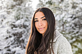 Porträt einer Frau im verschneiten Wald