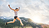 Vereinigte Staaten, Utah, American Fork, Frau joggt in Berglandschaft bei Sonnenuntergang