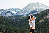 Vereinigte Staaten, Utah, American Fork, Sportliche Frau mit Blick auf eine Berglandschaft