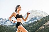 Vereinigte Staaten, Utah, American Fork, Sportlerin joggt in Berglandschaft