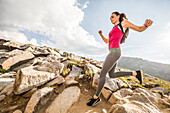 Vereinigte Staaten, Utah, Alpine, Frau joggt in den Bergen im Sommer