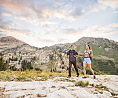 Vereinigte Staaten, Utah, Alpin, Paar beim Wandern in den Bergen