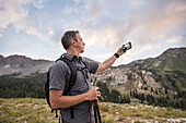 Vereinigte Staaten, Utah, Alpin, Männlicher Wanderer fotografiert Berglandschaft