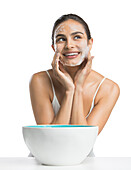 Porträt einer jungen Frau, die sich gerne das Gesicht wäscht