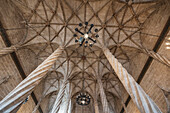 Spanien, Lonja De La Seda, Niedriger Blickwinkel auf Steingewölbe in altem Gebäude 
