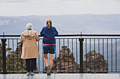 Australien, New South Wales, Rückansicht von zwei Frauen, die zusammen am Echo Point Aussichtspunkt im Blue Mountains National Park stehen