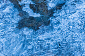 Klares blaues Eis im Fluss