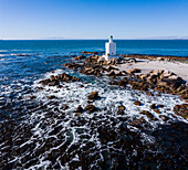 Südafrika, Westkap, St. Helena Bay, Weißer Leuchtturm an der Küste des Atlantischen Ozeans