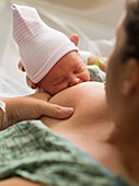 Mutter stillt neugeborenes Mädchen (0-1 Monate)