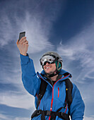 Skifahrer macht Selfie in den Bergen