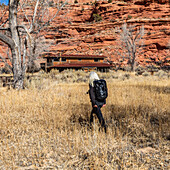 USA, Utah, Escalante, Woman hiking in Grand Staircase-Escalante National Monument