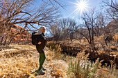 USA, Utah, Escalante, Woman hiking along Escalante River in Grand Staircase-Escalante National Monument