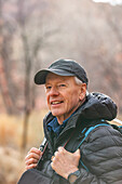 USA, Utah, Escalante, Älterer Mann wandert im Grand Staircase-Escalante National Monument
