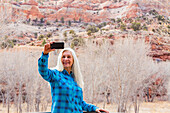 USA, Utah, Escalante, Frau macht Selfie im Grand Staircase-Escalante National Monument