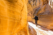 USA, Utah, Escalante, Mann wandert im Slot Canyon im Grand Staircase-Escalante National Monument