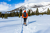 USA, Idaho, Sun Valley, Frau beim Schneeschuhwandern in den Bergen