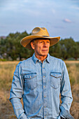 Älterer Mann in Jeanshemd und Cowboyhut