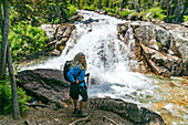 USA, Idaho, Stanley, Frau wandert an einem Wasserfall in der Nähe von Sun Valley