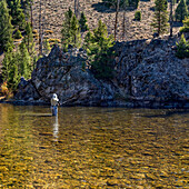 USA, Idaho, Stanley, Frau beim Fliegenfischen im Salmon River