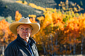 Porträt eines älteren Mannes mit Cowboyhut