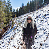 USA, Idaho, Ketchum, Frau wandert auf verschneitem Pfad in der Nähe von Sun Valley