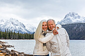 USA, Idaho, Stanley, Porträt eines lächelnden älteren Paares am Bergsee
