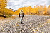 USA, Idaho, Bellevue, Ältere Frau beim Fliegenfischen im Big Wood River im Herbst