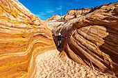 Vereinigte Staaten, Utah, Escalante, Älterer Wanderer im Sandstein-Canyon
