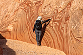 Vereinigte Staaten, Utah, Escalante, Älterer Wanderer erkundet Sandsteinfelsen