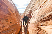 Vereinigte Staaten, Utah, Escalante, Älteres Wandererpaar erkundet Slot Canyon