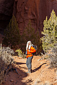 Vereinigte Staaten, Utah, Escalante, Ältere Wanderin erkundet Canyon