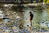 USA, Idaho, Bellevue, Mädchen (6-7) erkundet Flussseen im Sommer