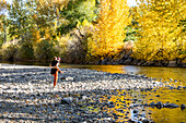 USA, Idaho, Bellevue, Mutter nimmt Tochter (6-7) Huckepack am Big Wood River