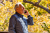 Älterer Mann mit Smartphone im Zion-Nationalpark