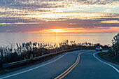 Vereinigte Staaten, Kalifornien, Sonnenuntergang an der Pazifikküste vom Highway 1 entlang der Küste von Big Sur