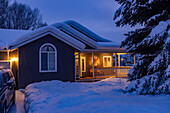Vereinigte Staaten, Idaho, Bellevue, Schneebedecktes Haus mit Veranda Lichter