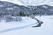 Vereinigte Staaten, Idaho, Ketchum, Winterlandschaft mit Fluss und Bergen