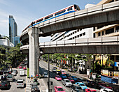 Thailand, Bangkok, Eisenbahnviadukt und Verkehr in der Stadt