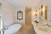 Interieur eines luxuriösen Badezimmers